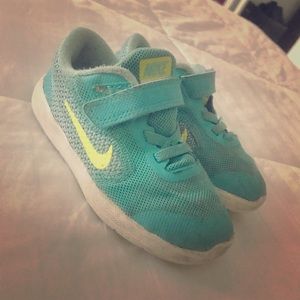 Girls nike tennis shoes